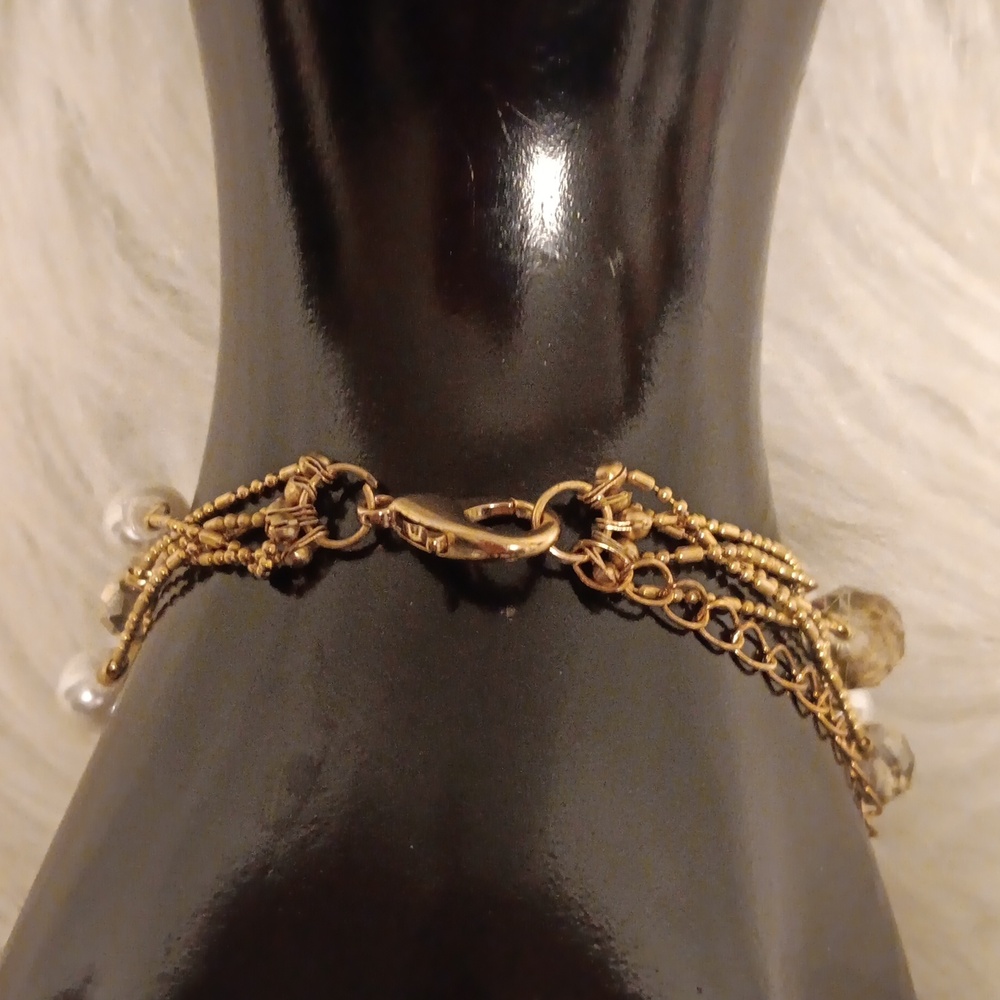 Elegant Gold and Pearl Bracelet - Picture 4 of 4